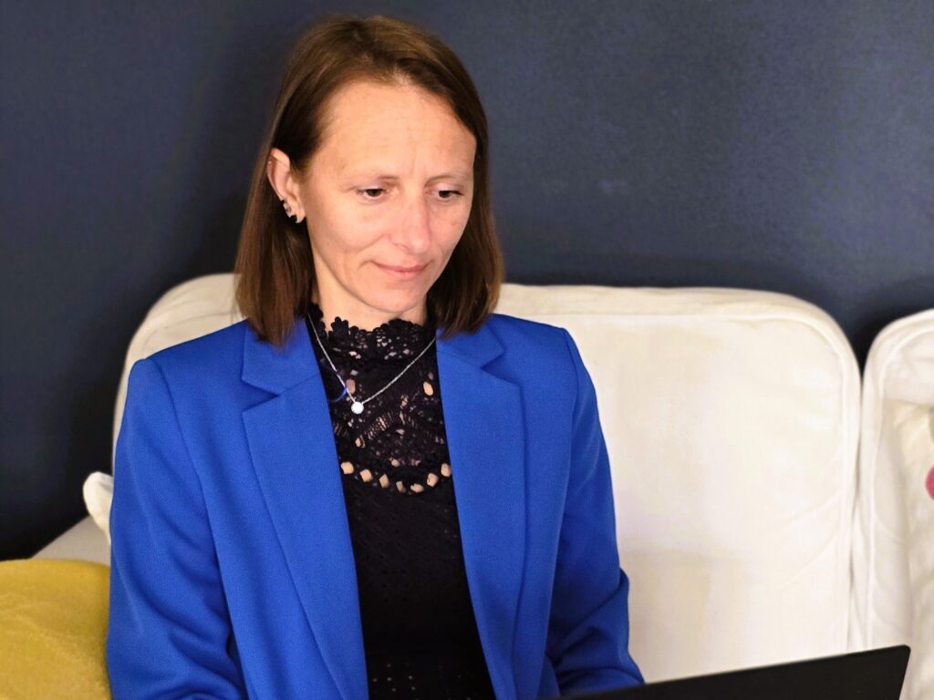 Jenny Michalowsky bei der Arbeit als Virtuelle Assistenz