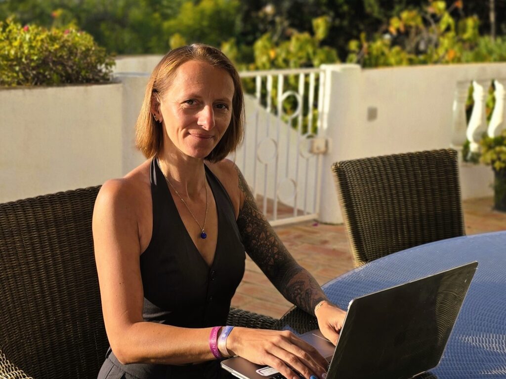 Jenny Michalowsky beim Arbeiten am Laptop