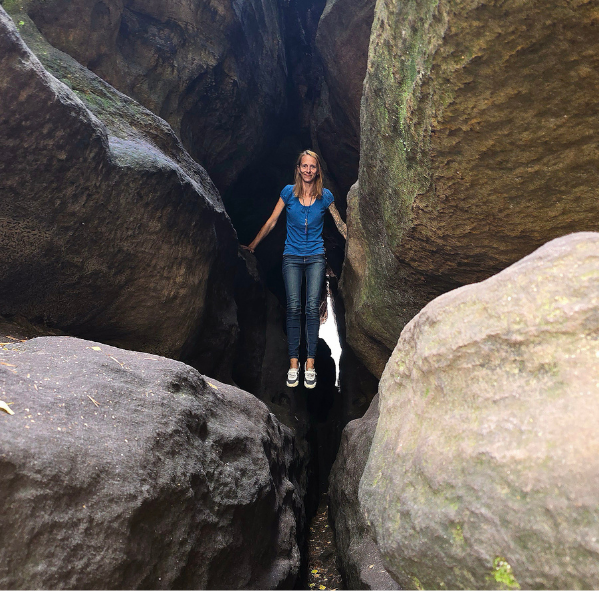 Jenny beim Erkunden einer Felsenlandschaft