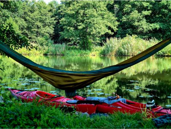 Hängematte und Kajaks in der Natur