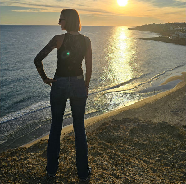 Jenny bei Sonnenuntergang am Meer