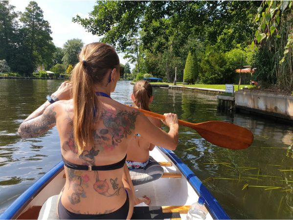 Jenny beim Kajakfahren auf dem Wasser